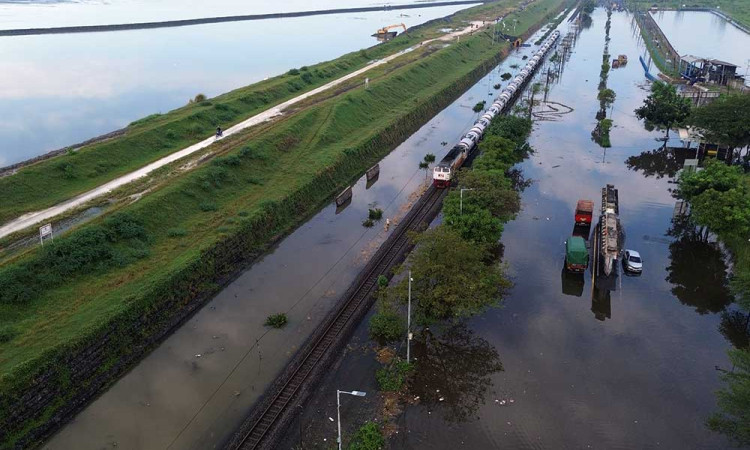 Banjir Rendam Jalanan di Porong Sidoarjo