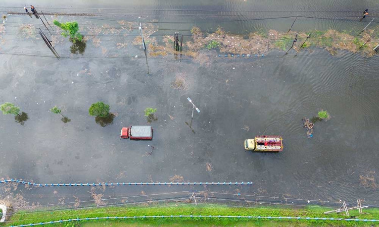 Banjir Rendam Jalanan di Porong Sidoarjo