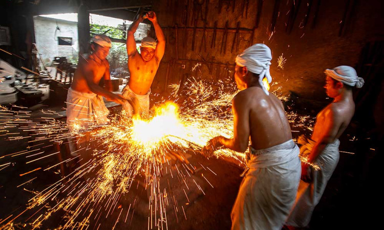Proses Pembuatan Keris Pusaka Memakan Waktu Hingga Satu Tahun