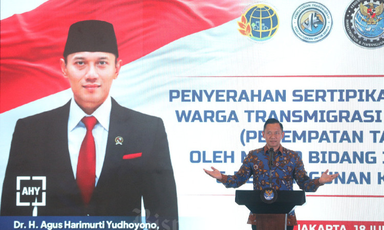 Pembagian Sertifikat SHM Kepada Transmigran Lokal Sukabumi