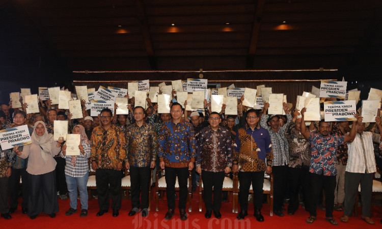 Pembagian Sertifikat SHM Kepada Transmigran Lokal Sukabumi