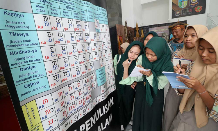 Siswa di Kediri Belajar Aksara Kawi Peninggalan Kerajaan Mataram Kuno