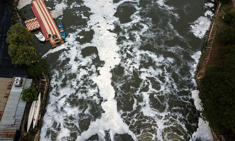 Limbah Busa Muncul di Pintu Air 3 Kanal Banjir Timur (KBT) Marunda