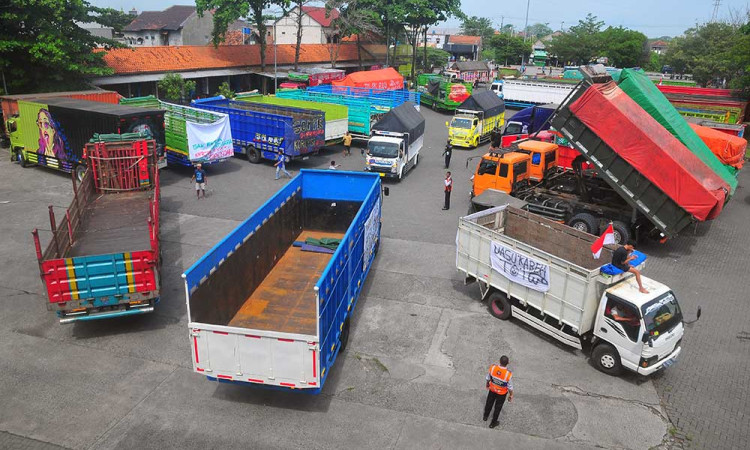 Aksi Unjuk Rasa Supir Truk di Kudus Tolak Aturan Over Dimension Over Load (ODOL)