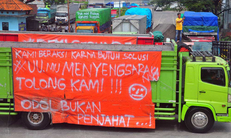 Aksi Unjuk Rasa Supir Truk di Kudus Tolak Aturan Over Dimension Over Load (ODOL)