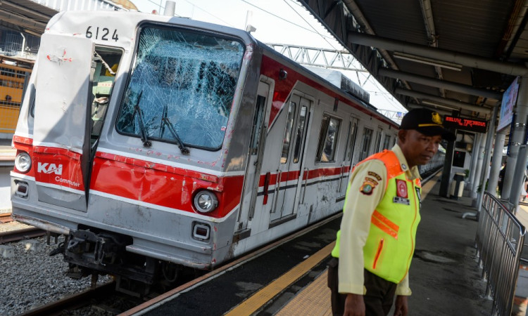 KRL Commuter Line Menabrak Truk di Tangerang