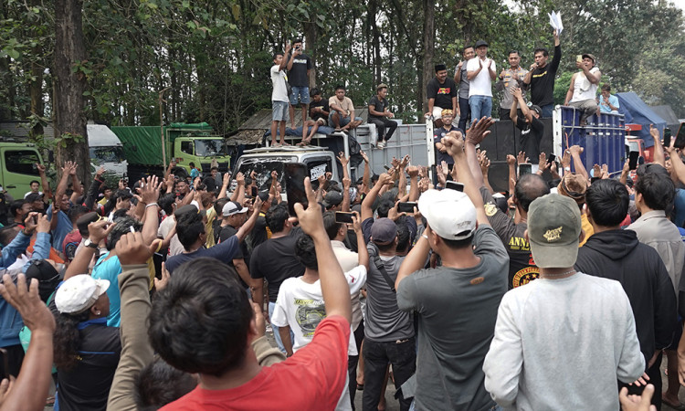 Aksi Blokade Jalan Pantura Batang