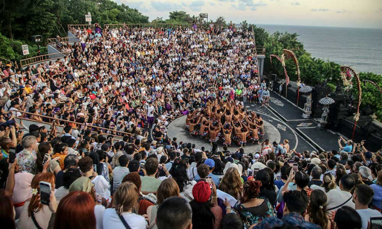 Pertunjukan Tari Kecak Uluwatu Khas Bali Masih Menjadi Daya Tarik Wisman