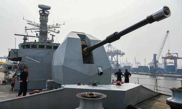 Kapal Angkatan Laut Kerajaan Inggris (HMS) Richmond Singgah di Indonesia