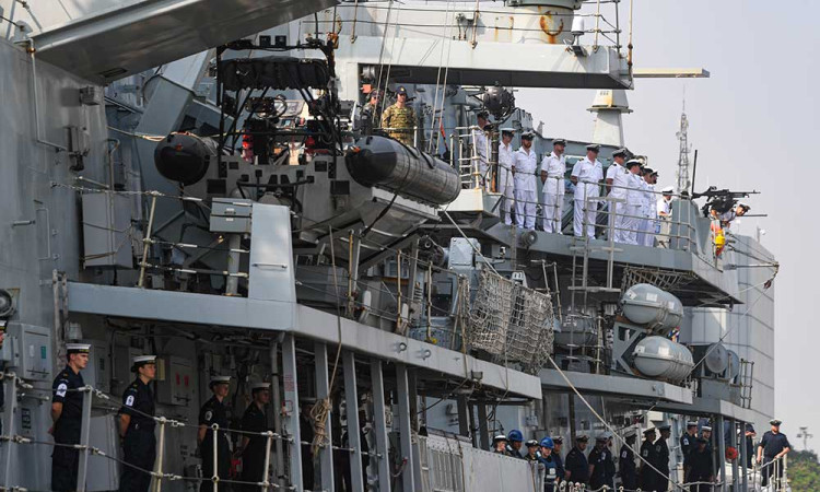 Kapal Angkatan Laut Kerajaan Inggris (HMS) Richmond Singgah di Indonesia