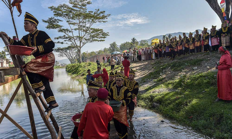 Ribuan Warga di Jambi Ikuti Tradisi Mandi Balimau
