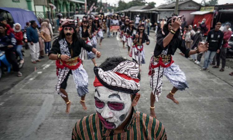 Kesenian Warga di Lereng Gunung Merapi dan Merbabu