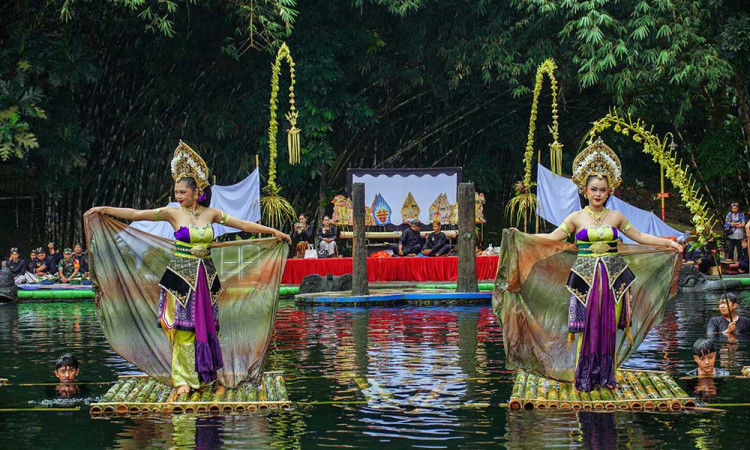 Prosesi Ruwat Air di Wisata Tirtosari View Lumajang Jawa Timur