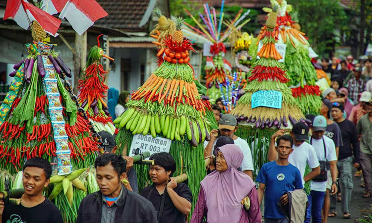 Prosesi Ruwat Air di Wisata Tirtosari View Lumajang Jawa Timur