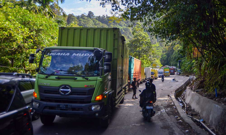 Kemacetan Panjang di Tanjakan Sitinjau Lauik Padang