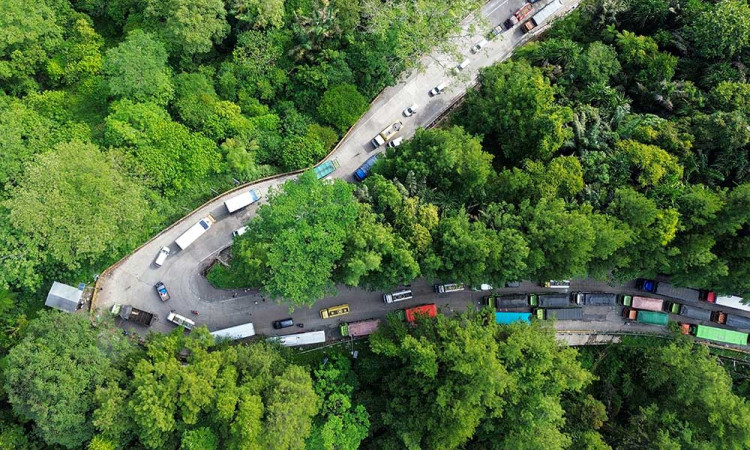 Kemacetan Panjang di Tanjakan Sitinjau Lauik Padang