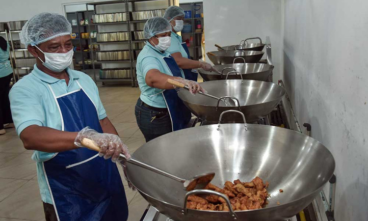 Menko AHY Resmikan Dapur Makan Bergizi Gratis di Bekasi