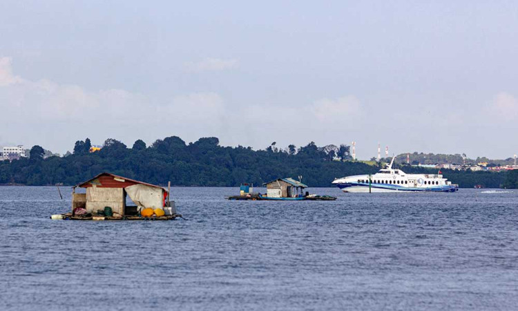 Rumah Apung Nelayan di Batam Menganggu Jalur Pelayaran Internasional