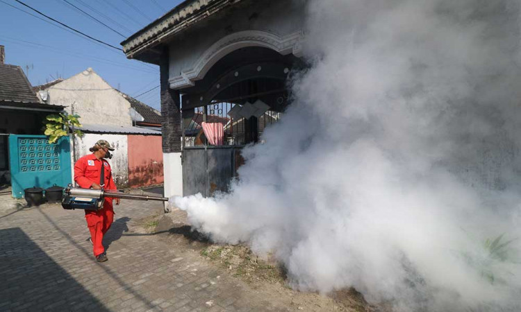 Cegah Penyebaran DBD, Dinas Kesehatan di Kediri Lakukan Pengasapan