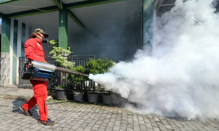 Cegah Penyebaran DBD, Dinas Kesehatan di Kediri Lakukan Pengasapan