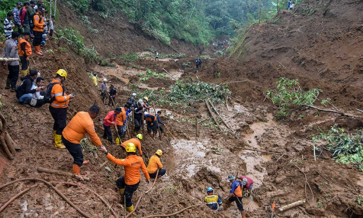 Tim SAR Lakukan Pencarian Petani yang Tertimbun Tanah Longsor di Tasikmalaya