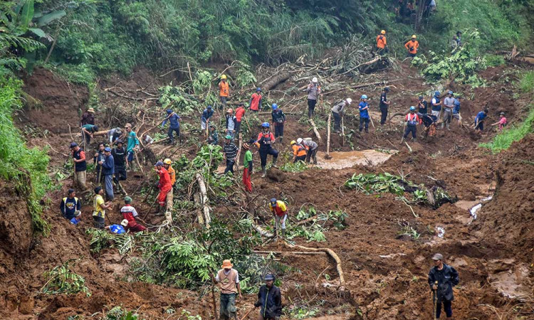 Tim SAR Lakukan Pencarian Petani yang Tertimbun Tanah Longsor di Tasikmalaya