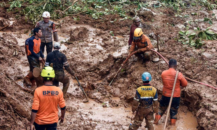 Tim SAR Lakukan Pencarian Petani yang Tertimbun Tanah Longsor di Tasikmalaya