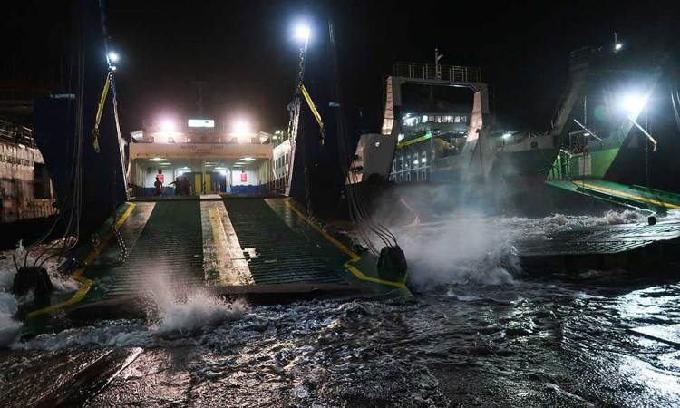 Pencarian Korban KMP Tunu Pratama Jaya Yang Tenggelam di Selat Bali