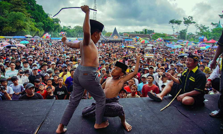 Keseruan Tradisi Ojung di Desa Nguter Lumajang