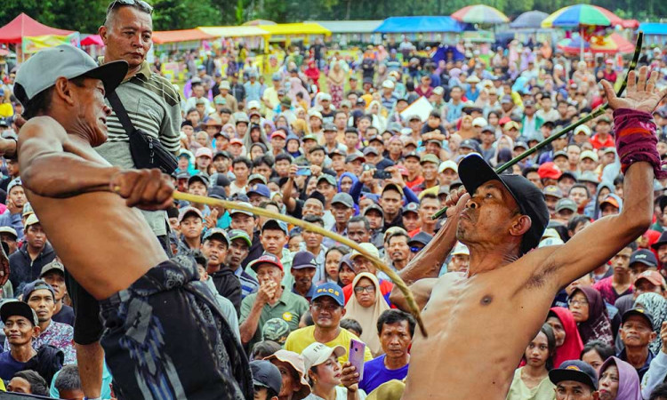 Keseruan Tradisi Ojung di Desa Nguter Lumajang