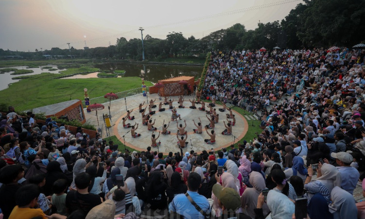 Tari Kecak Hibur Pengunjung Taman Mini Indonesia Indah