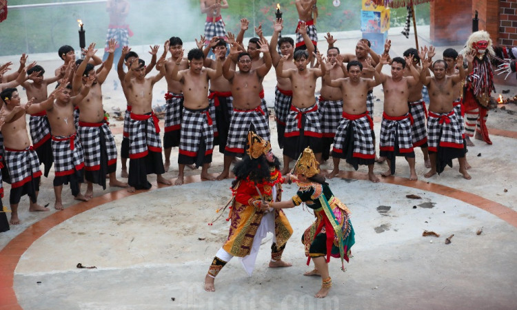 Tari Kecak Hibur Pengunjung Taman Mini Indonesia Indah