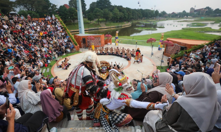 Tari Kecak Hibur Pengunjung Taman Mini Indonesia Indah