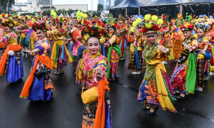 Pertunjukan Kolosal Budaya Jakarta Dalam Warna