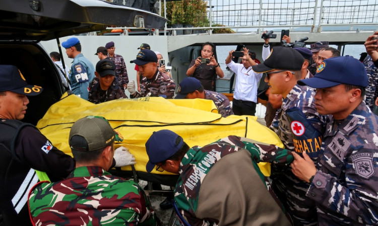 Evakuasi Jenazah Korban KMP Tunu Pratama Jaya