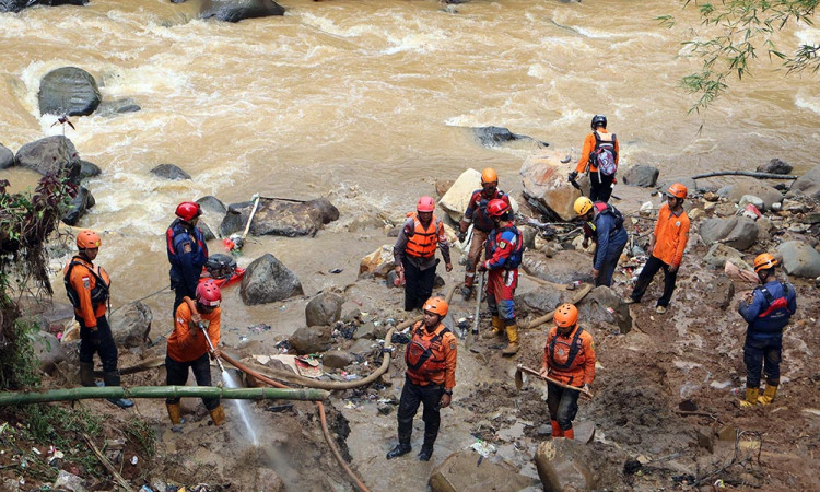 Pencarian Korban Bencana Longsor Puncak Bogor