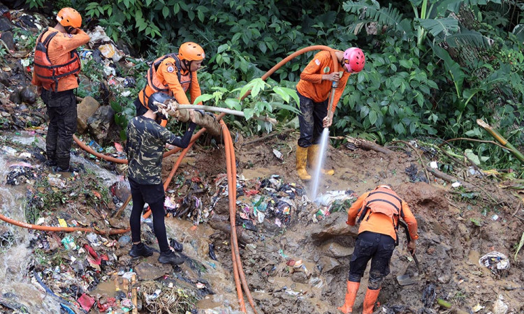 Pencarian Korban Bencana Longsor Puncak Bogor