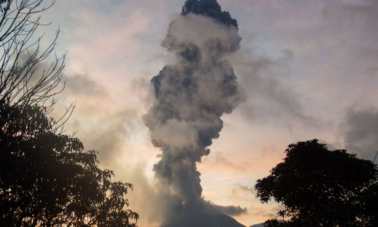 Erupsi Gunung Lewotobi Laki-laki Berstatus Awas