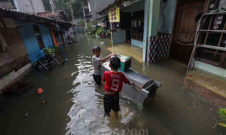 Banjir Masih Mengepung Jakarta