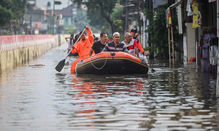 Banjir Masih Mengepung Jakarta
