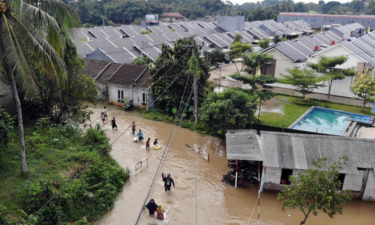 Banjir Masih Mengepung Jakarta