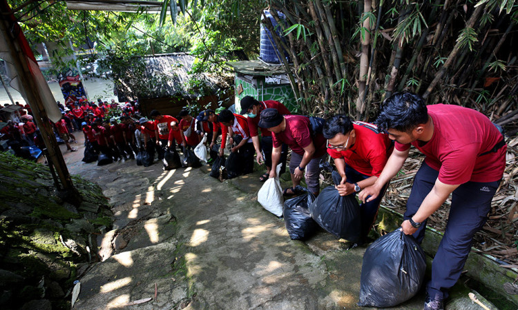 Jaga Kelestarian Ekosistem, Ratusan Karyawan CIMB Niaga Kompak Bersihkan Sungai Ciliwung