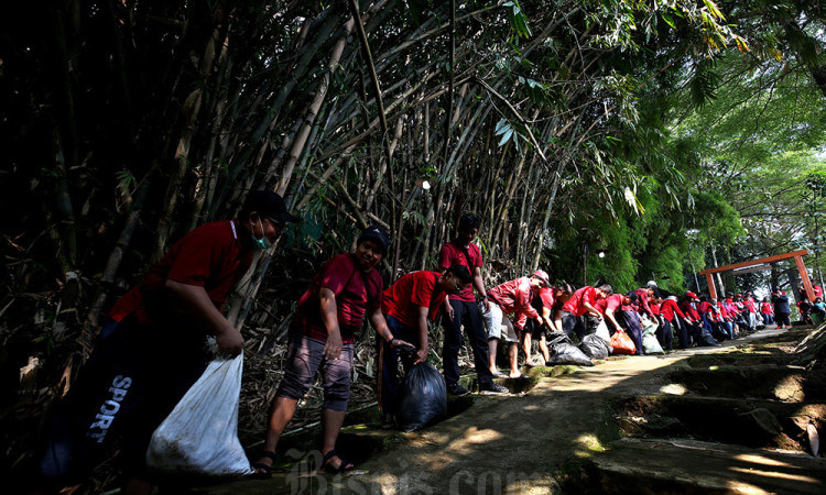 Jaga Kelestarian Ekosistem, Ratusan Karyawan CIMB Niaga Kompak Bersihkan Sungai Ciliwung