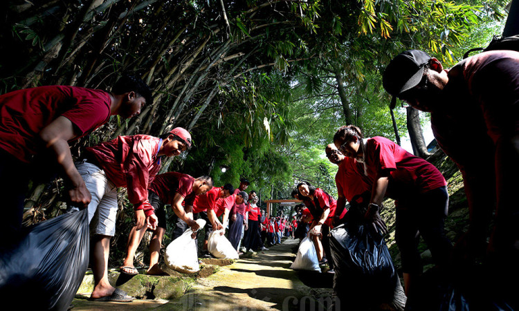 Jaga Kelestarian Ekosistem, Ratusan Karyawan CIMB Niaga Kompak Bersihkan Sungai Ciliwung