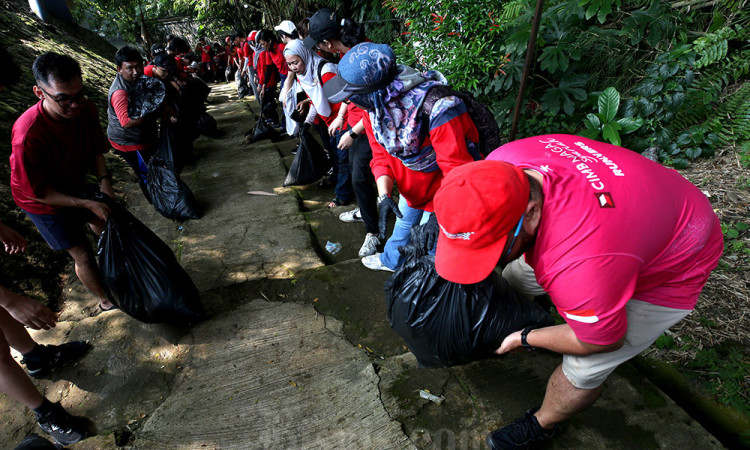 Jaga Kelestarian Ekosistem, Ratusan Karyawan CIMB Niaga Kompak Bersihkan Sungai Ciliwung