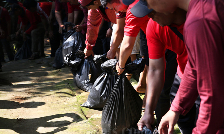 Jaga Kelestarian Ekosistem, Ratusan Karyawan CIMB Niaga Kompak Bersihkan Sungai Ciliwung
