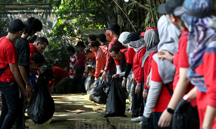 Jaga Kelestarian Ekosistem, Ratusan Karyawan CIMB Niaga Kompak Bersihkan Sungai Ciliwung