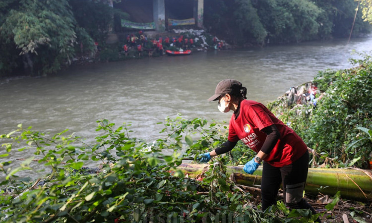 Aksi CIMB Niaga Bersihkan Ciliwung