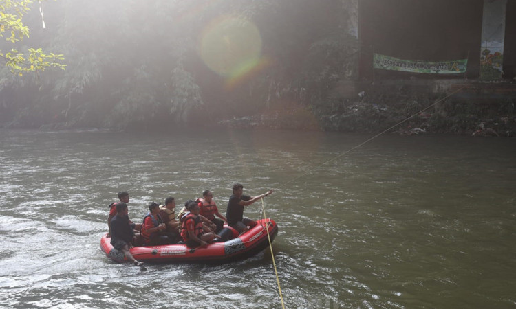Aksi CIMB Niaga Bersihkan Ciliwung