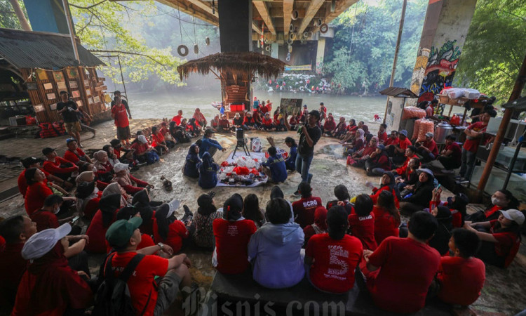 Aksi CIMB Niaga Bersihkan Ciliwung
